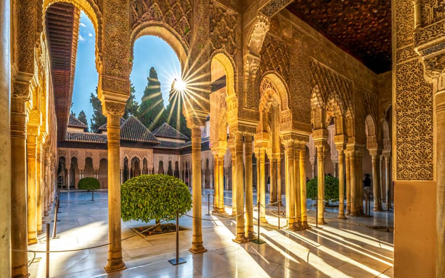 1492年，西班牙軍隊在阿罕布拉宮接管格拉納達，象徵長達八百年的收復失地運動正式結束。